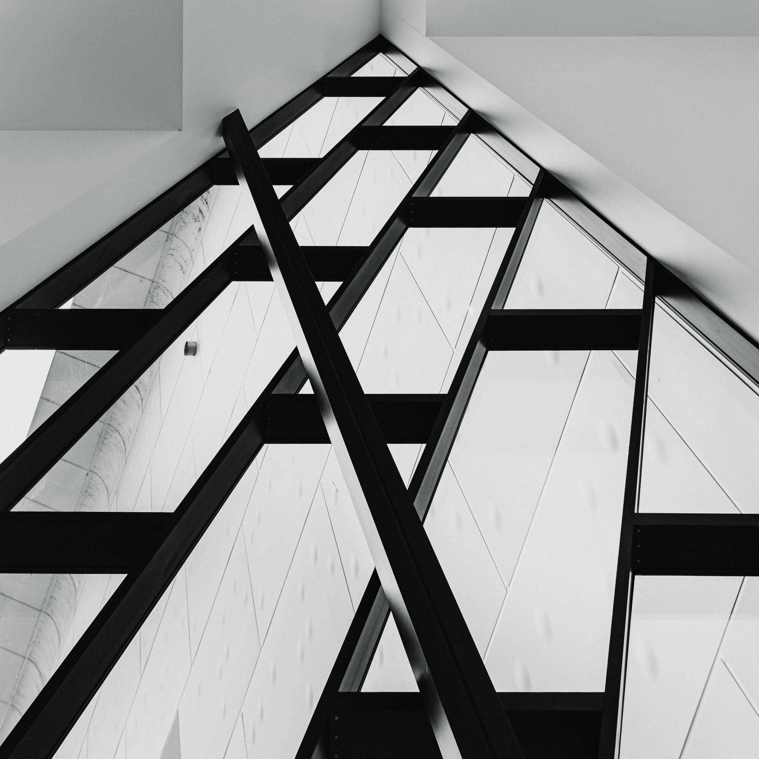 Elegant modern architecture featuring geometric patterns in glass and steel, showcasing contemporary design.